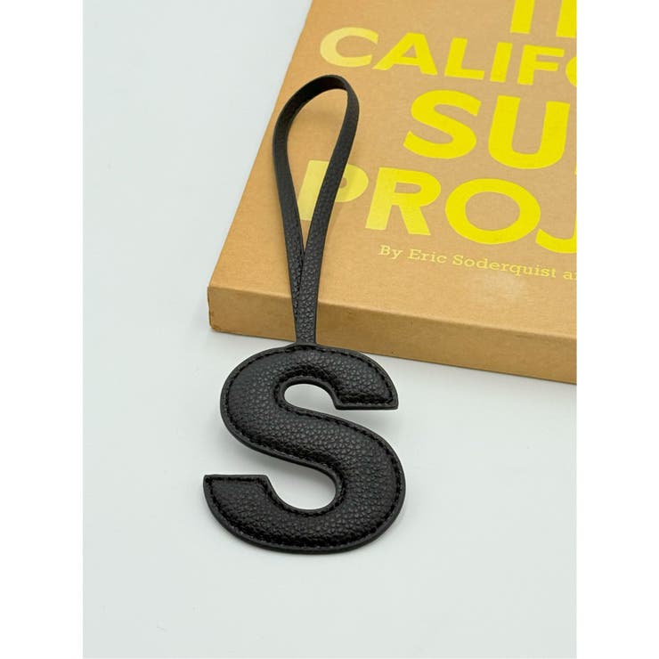 【20%OFFクーポン!11/25(火)限定!】TAKA-Q WOMEN ビーガンレザー イニシャルチャーム 【S】大文字タイプ 小物