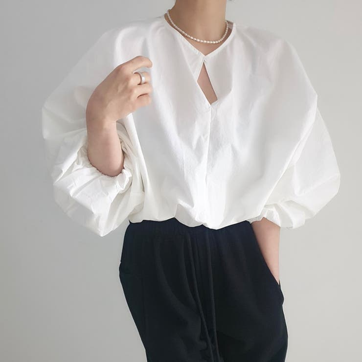 【10％OFFクーポン！7/26(日)1:59まで】Doux Belle ギャザー袖キーネックブラウス トップス