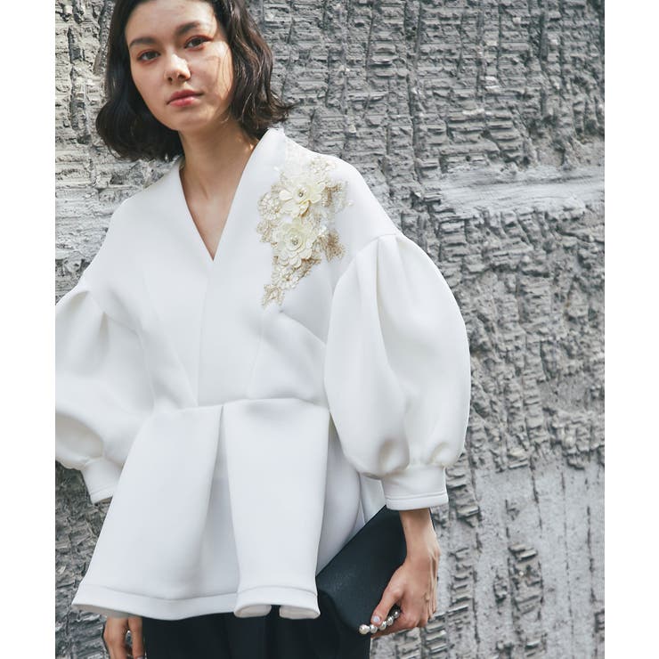 SMILE ORCHID 花モチーフ付きVネックバールーン袖トップス トップス