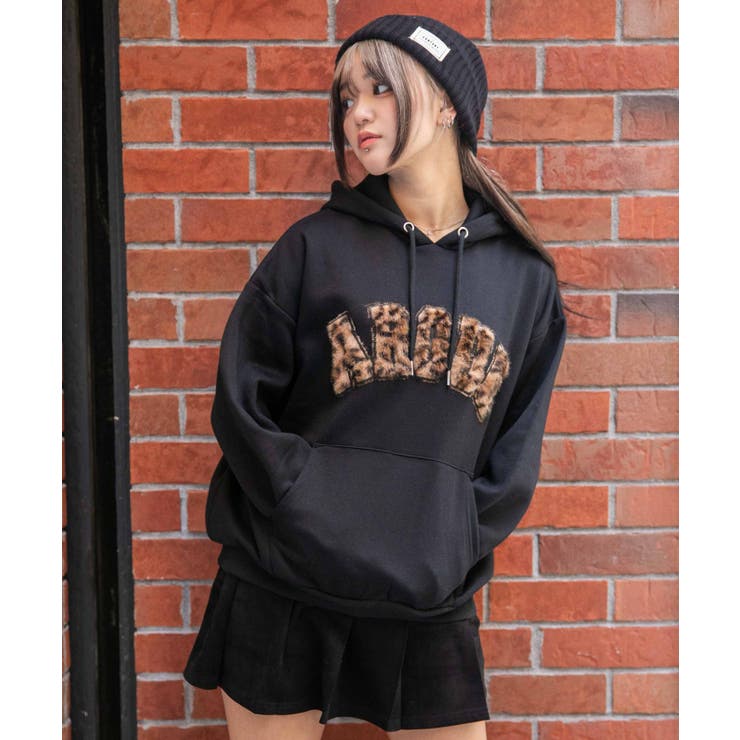 もこもこのファーパッチロゴが目を引く、存在感たっぷりの裏起毛スウェットパーカー☆カレッジテイストとふわモコ素材をミックスした、今季らしい一枚です。■デザイン立体感のある“ARGUE”ファーロゴがコーデの主役に。ボディはあたたかい裏起毛素材で...