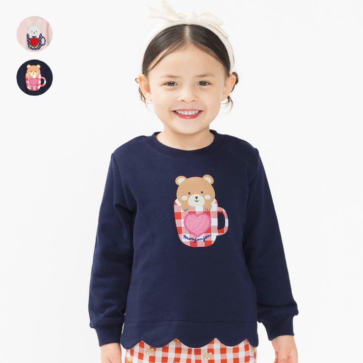 　　　 秋から春まで長く着られる裏毛素材のトレーナー、スウェット。ピンクはうさぎ、ネイビーはくまのプリント入り。マグカップに入った動物が可愛い！ハートの部分はアップリケになっています。裾はスカラップデザインで女の子らしい！【アイテム】トップス　シンプル ガーリー フェミニン カジュアル お洒落 オシャレ かわいい 可愛い 普段着 デイリーウェア お出かけ着 お外着 お外遊び着 子ども こども 女児 女の子 ガールズ キッズ ベビーサイズ トドラーサイズ 幼稚園 保育園 小学校 通園 通学 小学生 2025年秋冬物新作 丸高衣料　ロングスリーブ　長袖　アニマル　動物　ウサギ　クマ　ムージョンジョン ブランド:moujonjon 商品名:うさぎ・くまプリント裏毛トレーナー 品番:M64600 カラー:LP(ピンク)　N(ネイビー)　 素材:【本体】綿60% ポリエステル40% 　【リブ部分】綿60% ポリエステル35% ポリウレタン5% 　 生産国:　中国製 ■お手入れ ●洗濯ネット使用●アイロン掛けはあて布使用●淡色の物は蛍光増白剤入りの洗剤は避けて下さい。●濃色のものは他の物と分けて洗い、洗濯後はすぐに形をととえて干して下さい。●タンブル乾燥はしないで下さい。●プリント部分にはアイロンを掛けないで下さい。 サイズ表(単位cm)参考寸法80cm90cm100cm110cm120cm130cm着丈3234.538414447胸囲626468727680袖丈26.529.534.53841.545背肩幅2324.526283032 返品・交換について購入後の交換は受け付けておりません。予めご了承ください。返品を希望される場合は購入履歴一覧の「ショップへの問い合わせ」よりお問い合わせください。=========================複数配送先指定について1件の注文に対して、異なる住所への配送は対応出来かねます。恐れ入りますが、異なる住所へ配送をご希望の場合、配送先毎に分けて注文いただきますようお願い申し上げます。【トップスKIDS】ピンク ネイビー 80 90 100 110 120 130ピンク ネイビー