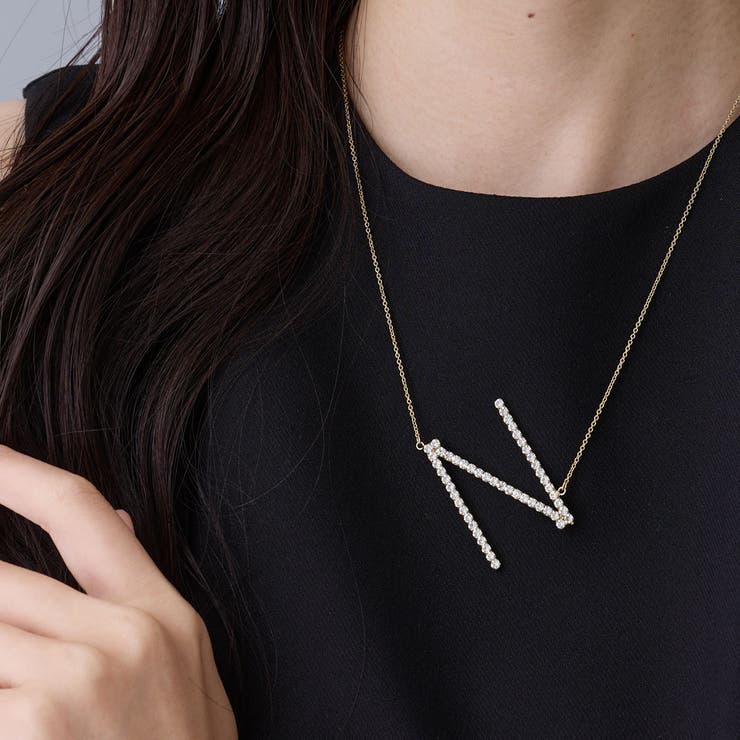 Melody Accessory イニシャルネックレス レディース 斜め ななめ 日本製 k18gp 金属アレルギー対応 ゴールド 横 大ぶり A K M N R S Y アルファベット アクセサリー