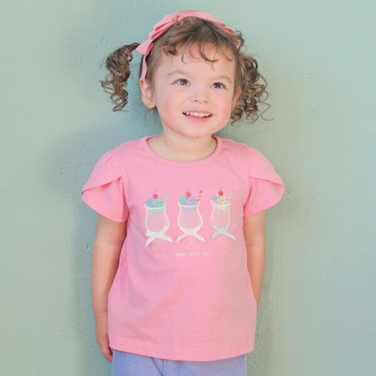 商品コード:5624321※照明や陽の関係により、モデル写真は少し明るめに写っている場合があります。商品のみの写真が実物に近い色味になります。クリームソーダの刺繍が目を惹く、乙女心をくすぐるTシャツ♪細部にまでこだわった刺繍はプリントでは出せない高級感があります。カラーの違うリボンもついてさらにガーリー感をプラス◎お袖は花びらが重なったようなオシャレなチューリップ袖♪綿100％なので通気性も良く、暑い夏のシーズンに嬉しい快適な着心地です＊※80〜100cm後ろネックゴム仕様百貨店取り扱い商品素材（混率）綿 100%ブランド：むーのんのんmoononnonカラー：ピンク,ブルー展開サイズ：80cm〜130cm対象年齢：1歳〜10歳生産国：タイ関連キーワード：ベビー、キッズ、子ども服、Tシャツサイズ (cm)8090100110120130年齢12ヶ月~24ヶ月18ヶ月~24ヶ月3歳~4歳4歳~5歳6歳~7歳7歳~8歳着丈333639414448身幅293133353739袖丈9910111213裾幅353535363840伸縮性?　　あり?ややあり?　　なし　手触り?柔らかい?　　普通? かため生地厚さ?　　厚手?　　普通?　　薄手裏地?　　あり?　　なし?　　起毛返品・交換について購入後の交換は受け付けておりません。予めご了承ください。返品を希望される場合は購入履歴一覧の「ショップへの問い合わせ」よりお問い合わせください。=========================複数配送先指定について1件の注文に対して、異なる住所への配送は対応出来かねます。恐れ入りますが、異なる住所へ配送をご希望の場合、配送先毎に分けて注文いただきますようお願い申し上げます。【トップスKIDS】ピンク(02) ブルー(61) 80cm 90cm 100cm 110cm 120cm 130cmピンク(02) ブルー(61)