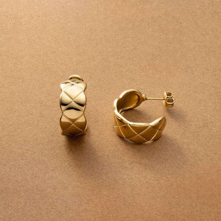 CREAM-DOT ステンレス製 ピアス フープピアス 金属アレルギー つけっぱなし サージカルステンレス レディース スカラップ キルティング メタル 模様 柄 大人 ゴールド シルバー アクセサリーのサムネイル