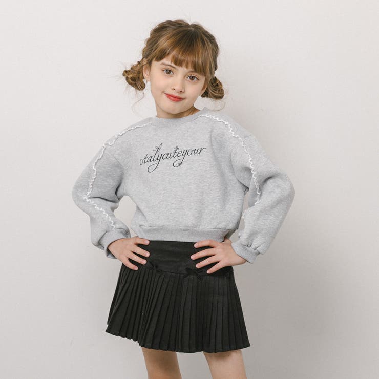 URBAN CHERRY サイドフリルデザインフレンチロゴ刺繍トレーナー トップス