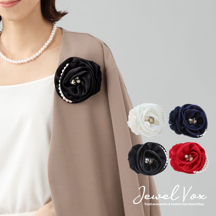 Jewel vox パール＆ビジューストーン付き サテンローズモチーフサイドフラワー コサージュ クリップ ブローチ 入学式 卒業式 フラワー花 シンプル レディース 女性 結婚式 カジュアル パーティードレス レディースファッション通販 アクセサリー