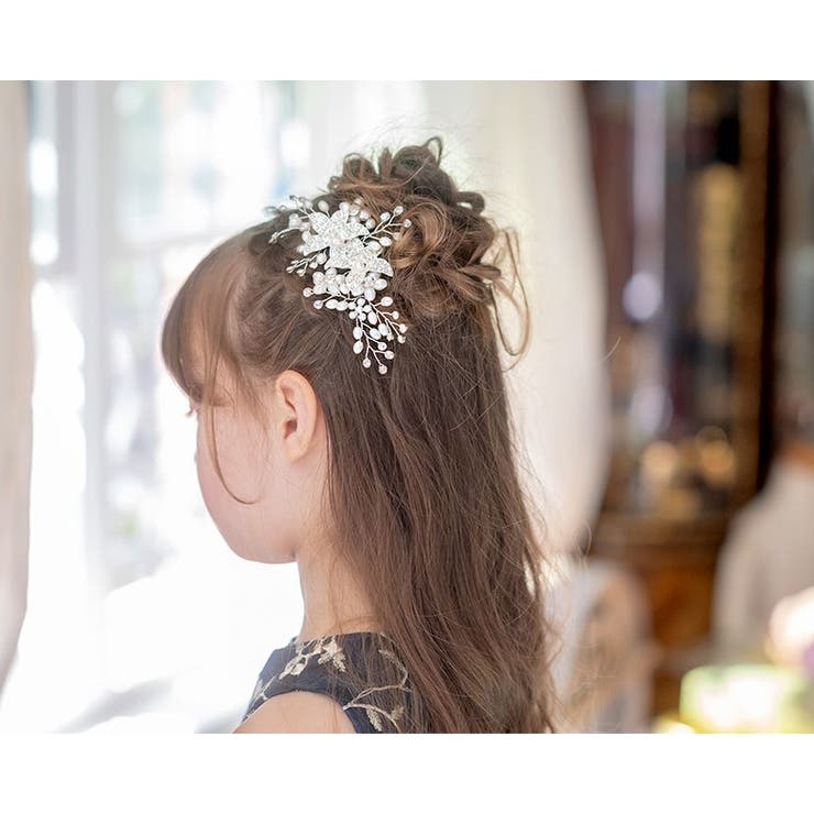SHOPLISTのCatherine Cottage 子供 ヘアアクセサリー 発表会 結婚式 ビジューフラワーモチーフヘアコーム パール ラインストーン キラキラ髪飾り ヘッドドレスキッズ 七五三 パーティー フォーマル 子供ドレスに合わせて 袴 和装にも ヘアアクセサリ｜アングル3