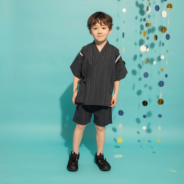 夏を楽しむ！普段使いにもおすすめな甚平♪■商品ポイント・綿100％素材で着心地が良いです・お祭りはもちろん暑い季節の部屋着や寝間着にも◎・手持ちのTシャツと合わせてコーディネートしていただけます●モノトーン×縞柄和風な雰囲気もありつつ、モダンなグラフィックでレトロになりすぎないスタイリッシュなデザインです●恐竜×矢絣柄伝統的な矢絣柄をベースにしつつ男の子の大好きな恐竜で可愛らしい印象をプラスよく見ると恐竜の足跡のモチーフもあり遊び心あるデザインです●花火柄夏の代名詞ともいえる花火を総柄にしてデザインに入れ込むことで子供らしい元気なイメージを表現しています女の子のフリル甚平（品番：14-6288-890）ともリンクしています●しじら織り柄大人顔負けのしじら織りのシックなデザイン流行に左右されず長く着用していただけます-----伸縮性：なし※モデル着用写真についてはイメージの為、実際の　商品とカラー や仕様が異なる場合がございますので、　商品画像をご覧ください。※商品の色味につきまして、お客様のお使いのPCの　モニター環境により実際のカラーと画像の色味が　違って見える場合が御座います。　予めご了承の上、ご注文下さい。※店頭・外での撮影画像は光の加減で、　実際の商品より明るく見える場合が御座います。【原産国】中国製【採寸】90cm：【上衣】着丈40 胸回り58 背肩幅28 袖丈14 袖口幅15 【下衣】パンツ総丈31 ウエストゴム付20.5 裾口18100cm：【上衣】着丈44 胸回り62 背肩幅30 袖丈15 袖口幅16 【下衣】パンツ総丈33 ウエストゴム付21 裾口19110cm：【上衣】着丈48 胸回り66 背肩幅32 袖丈16 袖口幅17 【下衣】パンツ総丈35 ウエストゴム付22 裾口20120cm：【上衣】着丈52 胸回り70 背肩幅34 袖丈17 袖口幅18 【下衣】パンツ総丈37 ウエストゴム付23 裾口21メーカー品番：14-6288-891ブランド名：branshes返品・交換について購入後の交換は受け付けておりません。予めご了承ください。返品を希望される場合は購入履歴一覧の「ショップへの問い合わせ」よりお問い合わせください。=========================複数配送先指定について1件の注文に対して、異なる住所への配送は対応出来かねます。恐れ入りますが、異なる住所へ配送をご希望の場合、配送先毎に分けて注文いただきますようお願い申し上げます。【浴衣・着物KIDS】アイボリー サックス チャコールグレー ブラック 120cm 110cm 100cm 90cm 綿100％アイボリー サックス チャコールグレー ブラック