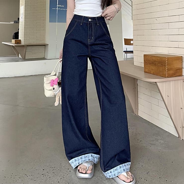 Lace-trimmed wide-leg denim pants for women, with folded hem and ribbon pattern. Suitable for all seasons: spring, summer, autumn, and winter. High-waisted, rolled-up hem, logo embroidery, leg-lengthening effect, relaxed fit, trendy, stylish, casual, street style, cute.