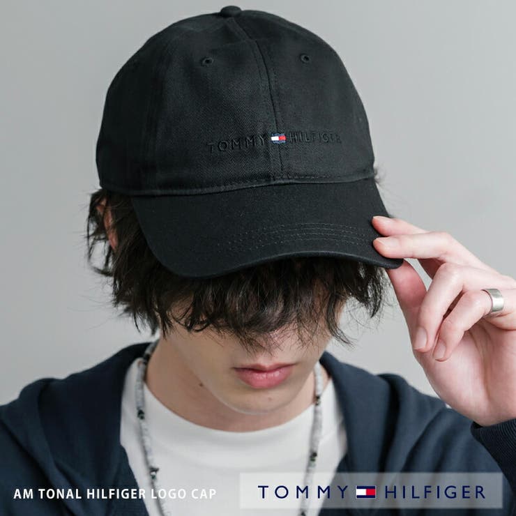 幅広いスタイルにマッチ!TOMMY HILFIGER フラッグロゴ刺繍キャップ【ITEM POINT】●ブランドネームとフラッグロゴ刺繍●コットン素材で快適な被り心地●サイズ調節可能なバックル付き商品説明【TOMMY HILFIGER/トミーヒルフィガー】Am Tonal Hilfiger Logo Cap■ コーデのアクセントにフロントにブランドネームとフラッグロゴ刺繍が施されたアイテム。シンプルながらもこなれ感のある雰囲気でコーデのアクセントに。使い勝手が良く、スタイルやシーンを問わない汎用性の高さも◎■ 被り心地の良いコットン肌触りが優しく、長時間着用してもストレスを感じにくい被り心地。吸収性・発散性に優れているので、蒸れにくく快適に過ごせます。■ 快適に被れる空気穴内側のつなぎ目部分には、強度面を考慮した補強テープ付き。縫製されたパネルごとに空気穴が施され、通気性を確保します。また被り口の汗止めテープによって、へたりにくくなっています。■ サイズ調節が可能なバックルバックルとヘッドベルトで、細かなフィット感に調節可能です。余分なベルトは内部に収納でき、シルエットの邪魔をしない仕様。後ろ被りした時も収まりの良い見た目に仕上がります。■ ユニセックスアイテム登山、アウトドア、スポーツ、フェス、キャンプ、レジャーなどに重宝。さっと被れるおしゃれさで、オールシーズン＆ユニセックスで使えるアイテム。ペアやカップルのお揃いにも最適で、家族でシェアしたりと幅広く活躍！【TOMMY HILFIGER/トミーヒルフィガー】1984年にデザイナー自身の名を冠して設立したアメリカのアパレルブランド。メンズ、ウィメンズ、キッズ、スポーツウェア、デニムウェアを展開。アメリカンプレッピーにツイストを利かせたデザインをフィーチャーし、クラシック且つクールなスタイルを発信し続けるブランドとして世界中の人々に知られています。サイズ高さ/内回り/ツバ(cm)(FREE)11 / 50-64 / 7.5※弊社基準の採寸法です。平置き採寸の為、多少のサイズ誤差はご了承下さい。※下げ札等に記載の対応サイズはメーカー規定の為、実寸と異なる場合がございます。カラーブラック / ネイビー※画像の商品は光の照射や角度、お使いのモニター環境により実物と色味が異なる場合がございます。素材綿100%産地バングラデシュ返品・交換について購入後の交換は受け付けておりません。予めご了承ください。返品を希望される場合は購入履歴一覧の「ショップへの問い合わせ」よりお問い合わせください。=========================複数配送先指定について1件の注文に対して、異なる住所への配送は対応出来かねます。恐れ入りますが、異なる住所へ配送をご希望の場合、配送先毎に分けて注文いただきますようお願い申し上げます。【帽子MEN】ブラック ネイビー FREEブラック ネイビー