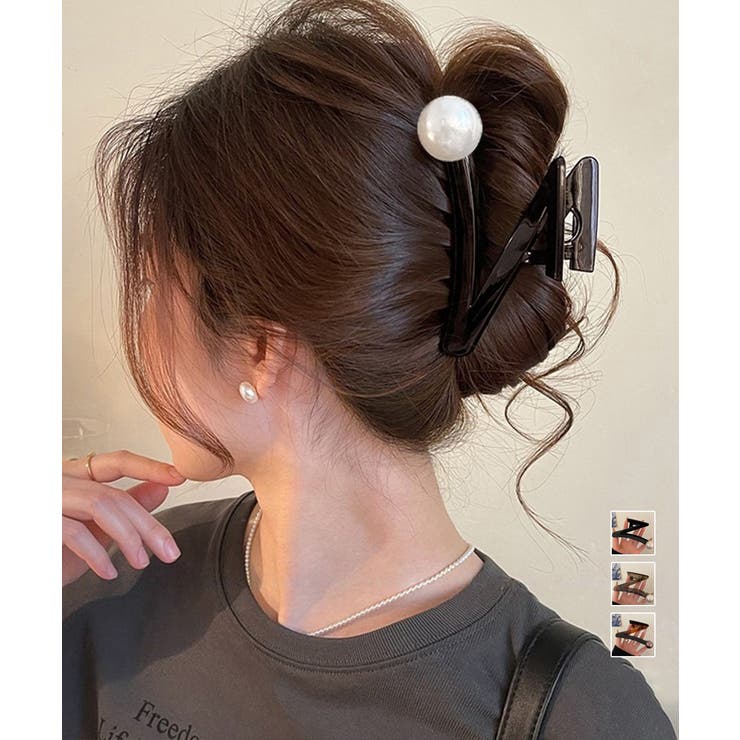 大きめまとめ髪髪留め 上品大人かわいい おしゃれヘアアクセサリー 毛量多いヘアクリップ 韓国風フェミニン簡単ヘアアレンジまとめ髪バレッタ黒 大ぶりパール髪留め オフィスカジュアル大粒パール付きの上品なバンスクリップヘアクリップ。艶感のあるクリップにパールモチーフを添えたデザインが、まとめ髪を華やかで大人フェミニンな印象に見せる。しっかり留まるホールド力のあるバンスクリップ仕様で、簡単なヘアアレンジでも崩れにくくデイリー使いしやすい。ワンピースやブラウスにはもちろん、Tシャツやニットに合わせたきれいめカジュアルコーデにも好相性。素材：合成樹脂+フェイクパールカラー：ブラック/ダークブラウン/ブラウンサイズ:長さ:約11cm 高さ:約5cm 幅:約5cm生産国：中国※包装に関しての注意点：こちらの商品は激 安で販売しているため、化粧箱は付いていませんが、商品に傷付かないよう簡易包装で発送とさせていただきます。※海外輸入品のため、商品の細部仕様は多少異なる場合がございます。予めご了承の上、ご注文お願い致します。商品管理番号：87ZHUONI-002返品・交換について購入後の交換は受け付けておりません。予めご了承ください。返品を希望される場合は購入履歴一覧の「ショップへの問い合わせ」よりお問い合わせください。=========================複数配送先指定について1件の注文に対して、異なる住所への配送は対応出来かねます。恐れ入りますが、異なる住所へ配送をご希望の場合、配送先毎に分けて注文いただきますようお願い申し上げます。【ヘアアクセサリーWOMEN】ブラック ブラウン ダークブラウン ワンサイズ 素材：合成樹脂+フェイクパールブラック ブラウン ダークブラウン