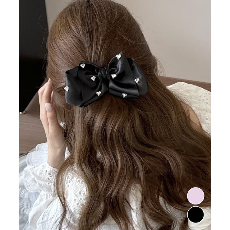 レディース リボンヘアクリップ 髪飾り ヘアアイテム 大人 かわいい エレガント ヘアアレンジ 雑貨 まとめ髪新作髪留め コーデ ヘアアクセ 韓国風 通勤通学 お出かけ上品なサテン素材を使用した、さりげない艶感が魅力のヘアクリップです。光の当たり方によって表情が変わり、コーディネートに上品なアクセントをプラスします。量産型・地雷系・韓国ガーリー・フレンチガーリーコーデにも合わせやすく、普段使いからイベント、お出かけまで幅広く活躍します。髪に付けるだけで後ろ姿まで華やかに演出してくれるアイテムです。素材：ポリエステル+ラインストーン+合金カラー：ブラック/ベビーピンクサイズ:長さ:約15cm 高さ:約7.5cm クリップ幅:約1cm生産国：中国※包装に関しての注意点：こちらの商品は激 安で販売しているため、化粧箱は付いていませんが、商品に傷付かないよう簡易包装で発送とさせていただきます。※海外輸入品のため、商品の細部仕様は多少異なる場合がございます。予めご了承の上、ご注文お願い致します。商品管理番号：99HXGY-010返品・交換について購入後の交換は受け付けておりません。予めご了承ください。返品を希望される場合は購入履歴一覧の「ショップへの問い合わせ」よりお問い合わせください。=========================複数配送先指定について1件の注文に対して、異なる住所への配送は対応出来かねます。恐れ入りますが、異なる住所へ配送をご希望の場合、配送先毎に分けて注文いただきますようお願い申し上げます。【ヘアアクセサリーWOMEN】ブラック ベビーピンク ワンサイズ 素材：ポリエステル+ラインストーン+合金ブラック ベビーピンク
