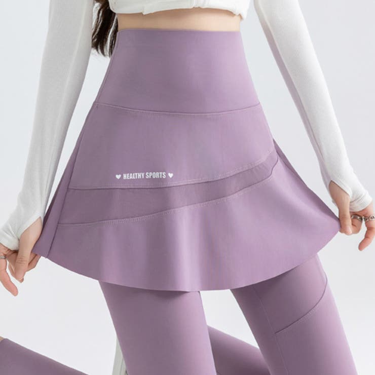 高い伸縮性で動きやすい、スカート一体型のレギンスパンツ。毎日のウォーキングやトレーニング、ヨガ、ピラティスなど、さまざまなワークアウトシーンに活躍する一着です。体型カバー効果のある女性らしいAラインに、ロゴとメッシュディテールがアクセントに。サイドにはスマホや鍵などを収納できる便利なポケット付きです。お腹まわりがすっぽり隠れる安心感のある穿き心地も魅力で、プールなど水際で過ごすシーンにもぴったりです。■サイズ（cm）■素材ナイロン77.5%, ポリウレタン22.5%■モデル情報-■原産国MADE IN CHINA■注意事項・撮影画像と実物の色合いが多少異なって見える場合がございます。・サイズは平置きでの採寸となりますので、測定方法によって多少の誤差が生じる場合がございます。・入荷・生産時期により、色味、サイズ、素材などが多少異なる場合がございます。・本製品は生産過程におきまして、生地を織る際の糸の継ぎ目や多少のほつれが生じることがあります。・お手頃な価格でご提供しているため、簡易包装となっており、保管・梱包時にシワが生じる場合がございます。・靴商品については、商品箱が破損している場合がございます。上記内容について、あらかじめご了承くださいますようお願い申し上げます。返品・交換について購入後の交換は受け付けておりません。予めご了承ください。返品を希望される場合は購入履歴一覧の「ショップへの問い合わせ」よりお問い合わせください。=========================複数配送先指定について1件の注文に対して、異なる住所への配送は対応出来かねます。恐れ入りますが、異なる住所へ配送をご希望の場合、配送先毎に分けて注文いただきますようお願い申し上げます。【スポーツウェアWOMEN】ブラック グレー パープル グリーン M L XL