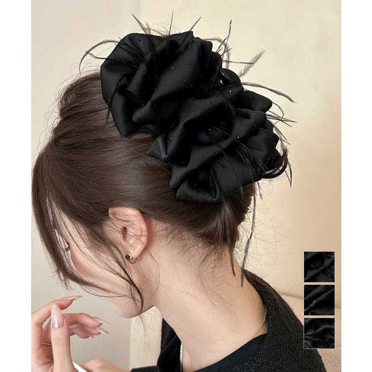 韓国風上品華やかボリュームシュシュ風ヘアクリップ 大人っぽいフリル黒髪飾り キラキラビジュー高級感ヘアアクセサリー髪留めまとめ髪クリップ黒 お呼ばれヘアアクセ パーティー用髪飾り韓国トレンドを落とし込んだフェザーとフリルが華やかな大きめバンスクリップ。ボリューム感のあるサテン調フリルにキラキラのビジューを施し、上品で高級感のある仕上がりに。ホールド力抜群のシャーククリップだから、さっと挟むだけでトップに高さのある立体的なまとめ髪が簡単に完成。シックな黒なので、日常使いのカジュアルコーデからお呼ばれドレス、パーティーなどのフォーマルシーンまで幅広くマッチする。素材：ポリエステル+合成樹脂カラー：A（フェザー＋ストーン）,B（ストーンのみ）,C（フェザーのみ）サイズ:長さ:約16cm 高さ:約7cm 幅:約4cm生産国：中国※包装に関しての注意点：こちらの商品は激 安で販売しているため、化粧箱は付いていませんが、商品に傷付かないよう簡易包装で発送とさせていただきます。※海外輸入品のため、商品の細部仕様は多少異なる場合がございます。予めご了承の上、ご注文お願い致します。商品管理番号：83SUIMIN-003返品・交換について購入後の交換は受け付けておりません。予めご了承ください。返品を希望される場合は購入履歴一覧の「ショップへの問い合わせ」よりお問い合わせください。=========================複数配送先指定について1件の注文に対して、異なる住所への配送は対応出来かねます。恐れ入りますが、異なる住所へ配送をご希望の場合、配送先毎に分けて注文いただきますようお願い申し上げます。【ヘアアクセサリーWOMEN】A（フェザー＋ストーン） B（ストーンのみ） C（フェザーのみ） ワンサイズ 素材：ポリエステル+合成樹脂A（フェザー＋ストーン） B（ストーンのみ） C（フェザーのみ）