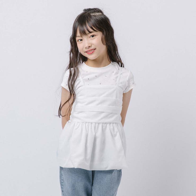 たっぷりと寄せたギャザーデザインが目を惹く、存在感たっぷりのキャミビスチェです。ふんわり広がるペプラムシルエットが、いつものコーデをぐっと華やかに仕上げてくれます。裾にはたっぷりとギャザーを寄せたペプラムデザインを取り入れ、可愛らしくメリハリのあるシルエットを演出します。肩紐は長さ調節ができるので、お好みのフィット感で着用できるのも嬉しいポイントです。Tシャツやタンクトップとのレイヤードはもちろん、シーズンに合わせてさまざまな着こなしを楽しめます。【おすすめスタイリング】●ガーリーコーデリボンデザインのトップスやフリルスカートと合わせて、甘さたっぷりのスタイリングに。●カジュアルコーデロゴTシャツやデニムパンツに重ねれば、トレンド感のあるカジュアルガーリースタイルが完成します。●お出かけコーデフレアデニムやカーゴパンツを合わせれば、甘さとカジュアル感をバランスよく取り入れた旬の着こなしを楽しめます。レイヤードするだけで着こなしの幅が広がる、シーズンレスで活躍するキャミビスチェです。■モデル身長119cm 着用サイズ120cm■サイズ110cm 着丈44 身幅27120cm 着丈46 身幅28130cm 着丈48 身幅29140cm 着丈52 身幅30150cm 着丈54 身幅32■商品仕様裏地：バックシャーリング部分のみなし/生地の厚さ：普通/透け感：ややあり/伸縮性：なし ■素材本体：綿60% ポリエステル40%■対象女の子返品・交換について購入後の交換は受け付けておりません。予めご了承ください。返品を希望される場合は購入履歴一覧の「ショップへの問い合わせ」よりお問い合わせください。=========================複数配送先指定について1件の注文に対して、異なる住所への配送は対応出来かねます。恐れ入りますが、異なる住所へ配送をご希望の場合、配送先毎に分けて注文いただきますようお願い申し上げます。【トップスKIDS】ホワイト 110cm 120cm 130cm 140cm 150cmホワイト