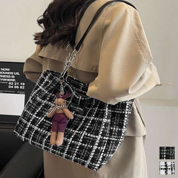 【5日23時まで2,195円】送料無料 肩掛けカバン チェーンショルダー 通勤通学バッグ レディース オフィスカジュアル ぬいぐるみチャーム付き鞄 ハンドバッグ 大人可愛いオシャレ きれいめモノトーン ショルダーバッグ秋