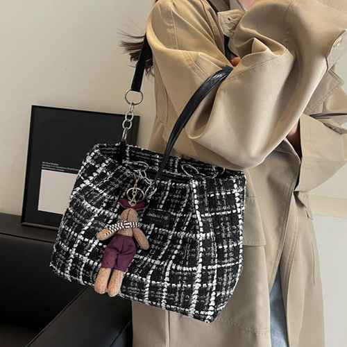 【5日23時まで2,195円】送料無料 肩掛けカバン チェーンショルダー 通勤通学バッグ レディース オフィスカジュアル ぬいぐるみチャーム付き鞄 ハンドバッグ 大人可愛いオシャレ きれいめモノトーン ショルダーバッグ秋