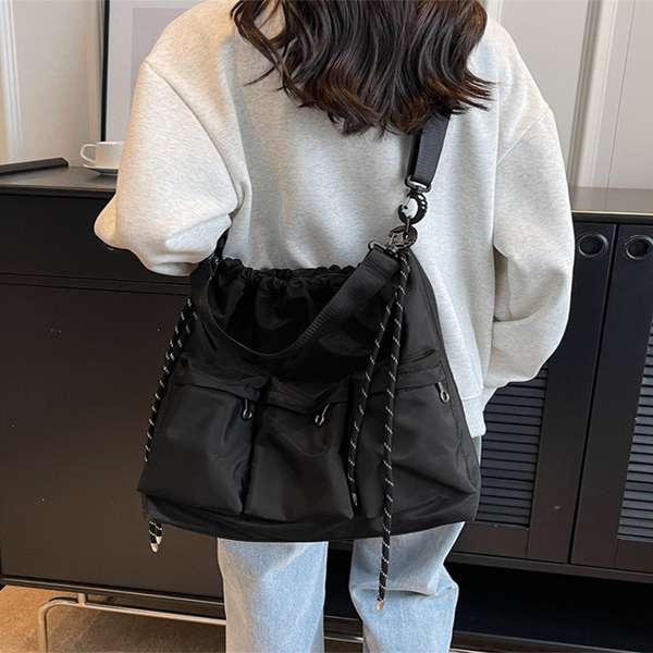 【11日23時まで2,755円】送料無料 マルチポケットナイロンバッグ カジュアル巾着バッグ 大きめ肩掛けバッグ 通勤通学 旅行手提げバッグ 多収納かばん男女兼用 ユニセックスバッグ 斜め掛けバッグ軽量 ストリート鞄 軽い