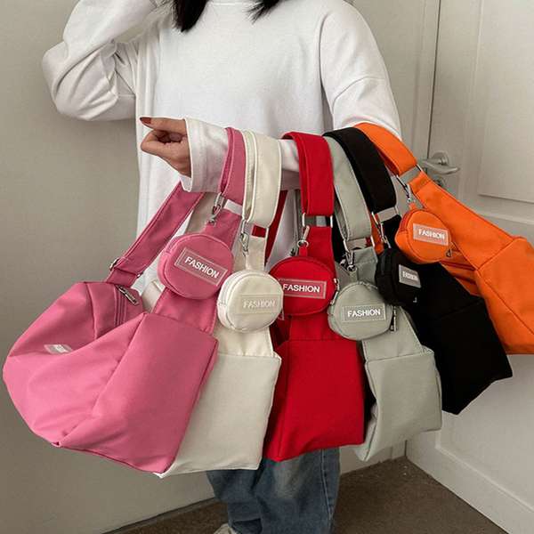 送料無料 可愛い メッセンジャーバッグ 軽量 斜めがけ カジュアルカバン 通勤通学 おしゃれ ナイロンバッグ コインケース付き韓国 スポーツバッグ軽い 肩掛けかばん大容量 ワンショルダー白黒