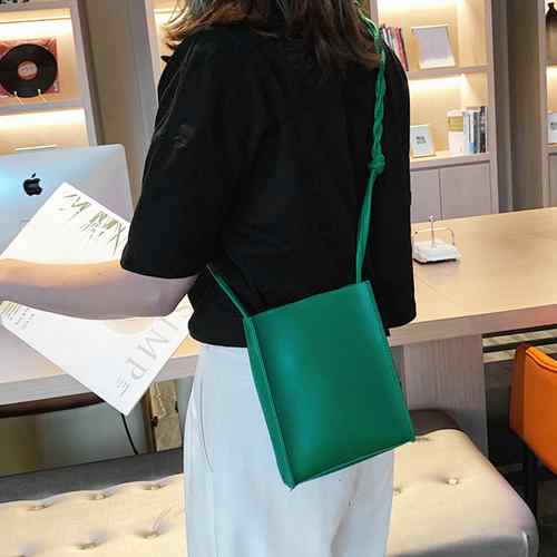【当店2点以上で35%OFFクーポン】ショルダーバッグ スクエア型 小さめおしゃれミニバッグ 韓国ファッション iPhone収納