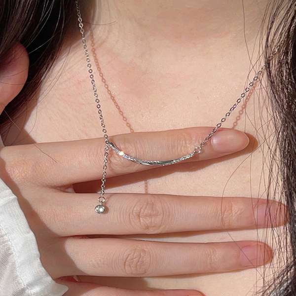 【クーポン利用で2,207円】送料無料 華奢チェーンネックレス キラキラ輝くラインストーン首飾り 縦ライン ジュエリー 清楚系アクセサリー プレゼントパーティー 小ぶりチャーム韓流 揺れるストーン上品 細チェーンシルバー