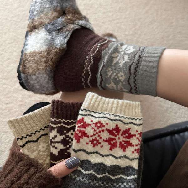 【5日23時まで989円】送料無料 雪の結晶柄ミッドカーフソックス4色組 暖かい フェアアイル柄くつした 冷え取りルームソックス 温か中厚手靴下 大人可愛い 秋冬レトロ防寒靴下 クルーソックス人気 冷え性対策ソックス