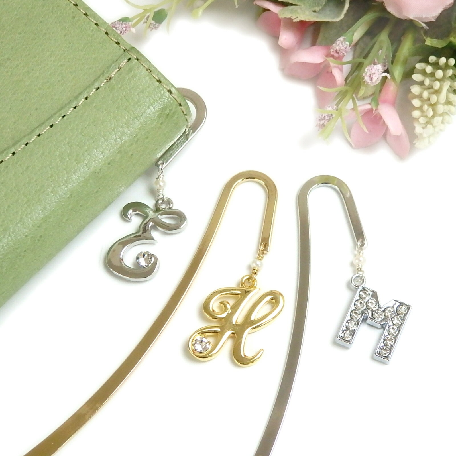 しおり ブックマーカー イニシャル & パール アルファベット 筆記体 ゴシック体 ローマ字 英字 ラインストーン 淡水真珠 レディース メタル