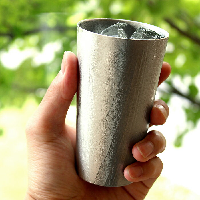 錫でできたビアカップは熱伝導率が良いので、カップを事前に冷蔵庫に入れておくとキーンと冷えます。そこにビールを注げば、グラスごと冷たいビールの完成です。美しい木目は、杉を型取りに用いて作られています。異素材の組み合わせがおしゃれです。