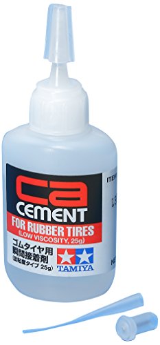 タミヤ OPパーツ ゴムタイヤ用 瞬間接着剤 低粘度タイプ 25g 54511 白黒 CA CEMENT FOR RUBBER TIRES (LOW VISCOSITY, 25g) RCカーのゴムタイヤとホイールをすばやく強力に接着 流動性と食いつきに優れる瞬間接着剤 防湿効果のあるジッパー付アルミ袋と、ヒゲノズル付き 基本スペック:25g入り 【JANコード】4950344545117 【状態】新品 【発送】1〜2営業日で発送（休業日除く）