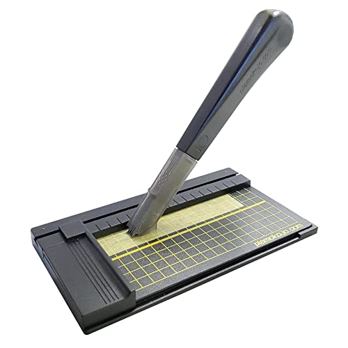 プラモ向上委員会(Plamokojoiinkai) マステスライサーV ホビー用工具 PMKJ014 市販のデザインナイフの替刃(6mm幅)を活用し、最大5枚の刃で同時に複数の細切りマスキングテープの作成ができるコンパクトなカッター 付属のスライダー付きカッターマットを使う事で、マスキングテープを汚さずに簡単かつ大量に切り出しが可能 ※本製品には刃は付属しておりません。 別途6mmのデザインナイフの刃をご用意ください。 商品内容:スライダー付きカッターマット×1 / 専用カッター×1 ※切るマスキングテープは幅10mm以上のものをご使用ください。 ※本製品は厚み0.3mm以下のマスキングテープ プラ板のみ対応。 【JANコード】4580474577513 【状態】新品 【発送】1〜2営業日で発送（休業日除く）