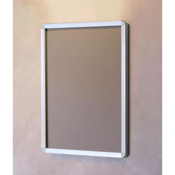 ■種別／A3/ブラック×シルバー ■外寸／334×457mm ■ポスターサイズ／297×420mm ■有効画面サイズ／286×409mm ■フレームサイズ／幅：24mm、厚み：12mm ■重量／1.2kg ■素材／フレーム：アルミ押出材、フィルム：PET透明t0.5mm、ボードMDFボード(2.5mm) ■その他仕様／○吊り金具2ヶ、吊り下げ用ひも付属○屋内仕様○グリーン購入法適合商品 ・フロントオープンパネルにスリムタイプが新登場！ ・開けやすく閉めやすい四辺開閉式！ ・壁に直接固定すれば、フレームを外さずに前面からの入替えが可能です！ ※本製品は、文字デザイン等は一切含まれません。 イメージの為使用しています。オープンパネル-S A3 ブラック×シルバー