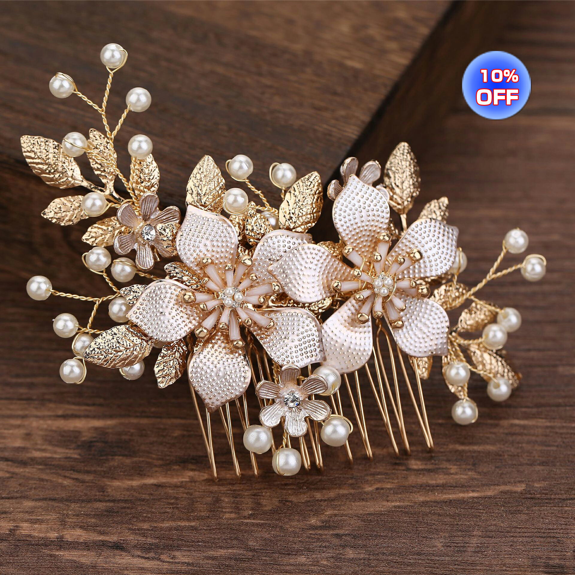 この商品について 和装にも洋装にも！ これ一つで簡単に華やかになる ヘアアクセサリーです ■商品特徴 ・和装・洋装どちらにもあう これ一つで様々なシーンで着用できる 結婚式・パーティー・成人式・記念日など ・プチプラなのに高級感 パールとゴールドで華やかさを演出 上品に輝くパール・洗練されたゴールド ・細部まで繊細な作り 精巧に作られた美しいデザインで ヘアアレンジが苦手な人も これを着けるだけで簡単に ワンランク上のヘアスタイルが完成♪ ・ワイヤータイプで自由自在 髪型や好みに合わせて形の調整が可能◎ ■商品詳細 商品名：留袖 小物 髪飾り 和装 結婚式 かんざし ヘアアクセサリー 花 おしゃれ 着物 卒業式 成人式 ドレス フラワー 華やか パール 振袖 入学式 洋装 カラーシルバー or ゴールド サイズ縦7.5cm×横10cm くし部分4cm 重量約30gLINE友だち登録はコチラから >>