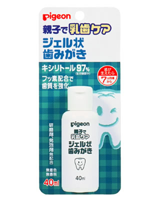 親子で乳歯ケア ジェル状歯みがき 40mL 商品説明 『親子で乳歯ケア ジェル状歯みがき 40mL 』 ◆歯質を強化するフッ素と、虫歯菌を弱め虫歯になりにくくする働きをもつキシリトールの配合で、歯とお口の中そのものを虫歯になりにくくする乳歯用はみがき剤です。 ◆研磨剤無配合で、歯を傷つける心配もなく、また、食品成分の使用で、うがいが上手にできないお子様にも安心して使えます。 親子で乳歯ケア ジェル状歯みがき 40mL 　詳細 原材料など 商品名 親子で乳歯ケア ジェル状歯みがき 40mL 内容量 40mL 販売者 ピジョン 広告文責 株式会社プログレシブクルー072-265-0007 区分 日用品親子で乳歯ケア ジェル状歯みがき 40mL ×5個セット