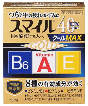 スマイル40EX　ゴールドクールMAX 商品説明 『スマイル40EX　ゴールドクールMAX 』 つらい目の疲れ・かすみに 8種の有効成分が効く 〈作用〉 ・角膜修復促進→（1）ビタミンA ・血行促進→（2）ビタミンE ・新陳代謝促進→（3）ビタミンB6 ・栄養補給　・酸素補給：（4）タウリン　（5）L-アスパラギン酸カリウム ・ピント調節→（6）ネオスチグミンメチル硫酸塩 ・かゆみ抑制→（7）クロルフェニラミンマレイン酸塩 ・充血除去→（8）塩酸テトラヒドロゾリン ■防腐剤無添加 　スマイルの独自技術により防腐効果を持たせています。 　使用期限や保管方法は防腐剤配合の目薬と同様です。 　防腐剤（ベンザルコニウム塩化物など）を配合していません。 【スマイル40EX　ゴールドクールMAX 　詳細】 100mL中 レチノールパルミチン酸エステル 33000単位 酢酸d-α-トコフェロール 0.05g ピリドキシン塩酸塩 0.03g アミノエチルスルホン酸(タウリン) 0.1g L-アスパラギン酸カリウム 1g ネオスチグミンメチル硫酸塩 0.005g クロルフェニラミンマレイン酸塩 0.03g 塩酸テトラヒドロゾリン 0.01g 添加物として ホウ酸，トロメタモール，エデト酸ナトリウム，ジブチルヒドロキシトルエン(BHT)，ポリオキシエチレン硬化ヒマシ油，ポリソルベート80，プロピレングリコール，ポビドン，l-メントール，dl-カンフル，d-ボルネオール，ユーカリ油，pH調節剤 を含有。 原材料など 商品名 スマイル40EX　ゴールドクールMAX 内容量 13mL 販売者 ライオン（株） 保管及び取扱い上の注意 （1）直射日光の当たらない涼しい所に密栓して保管してください。品質を保持するため，自動車内や暖房器具の近くなど高温の場所（40℃以上）に放置しないでください。 （2）小児の手の届かない所に保管してください。 （3）他の容器に入れ替えないでください（誤用の原因になったり品質が変わります。）。 （4）他の人と共用しないでください。 （5）使用期限（外箱の底面に書いてあります）の過ぎた製品は使用しないでください。 　なお，使用期限内であっても一度開封した後は，なるべく早くご使用ください。 （6）容器を横にして点眼したり，保存の状態によっては，容器の先やキャップ部分に成分の結晶が付着することがあります。その場合には清潔なガーゼで軽くふき取ってご使用ください。 ◇自然環境に配慮し，携帯袋は入れておりません。 用法・用量 1日3〜6回，1回1〜3滴を点眼してください。 （1）過度に使用すると，異常なまぶしさを感じたり，かえって充血を招くことがあります。 （2）小児に使用させる場合には，保護者の指導監督のもとに使用させてください。 （3）容器の先を目やまぶた，まつ毛に触れさせないでください（汚染や異物混入（目やにやほこり等）の原因になります。）。また，混濁したものは使用しないでください。 （4）ソフトコンタクトレンズを装着したまま使用しないでください。 （5）点眼用にのみ使用してください。 効果・効能 目の疲れ，目のかすみ（目やにの多いときなど），結膜充血，目のかゆみ，眼瞼炎（まぶたのただれ），眼病予防（水泳のあと，ほこりや汗が目に入ったときなど），紫外線その他の光線による眼炎（雪目など），ハードコンタクトレンズを装着しているときの不快感 ご使用上の注意 1．次の人は使用前に医師，薬剤師又は登録販売者に相談してください 　（1）医師の治療を受けている人。 　（2）薬などによりアレルギー症状を起こしたことがある人。 　（3）次の症状のある人。はげしい目の痛み 　（4）次の診断を受けた人。緑内障 2．使用後，次の症状があらわれた場合は副作用の可能性があるので，直ちに使用を中止し，この文書を持って医師，薬剤師又は登録販売者に相談してください ［関係部位：症状］ 皮膚：発疹・発赤，かゆみ 目：充血，かゆみ，はれ，しみて痛い 3．次の場合は使用を中止し，この文書を持って医師，薬剤師又は登録販売者に相談してください 　（1）目のかすみが改善されない場合。 　（2）5〜6日間使用しても症状がよくならない場合。 ◆ 医薬品について ◆医薬品は必ず使用上の注意をよく読んだ上で、 それに従い適切に使用して下さい。 ◆購入できる数量について、お薬の種類によりまして販売個数制限を設ける場合があります。 ◆お薬に関するご相談がございましたら、下記へお問い合わせくださいませ。 株式会社プログレシブクルー　072-265-0007 ※平日9:30-17:00 (土・日曜日および年末年始などの祝日を除く） メールでのご相談は コチラ まで 広告文責 株式会社プログレシブクルー072-265-0007 商品に関するお問い合わせ 会社名：ライオン株式会社 お問合せ先：お客様センター 電話：0120-813-752 受付時間：9：00〜17：00（土，日，祝日を除く） 区分 日本製・第2類医薬品 ■医薬品の使用期限 医薬品に関しては特別な表記の無い限り、1年以上の使用期限のものを販売しております。 それ以外のものに関しては使用期限を記載します。医薬品に関する記載事項はこちらライオン スマイル40EX ゴールドクールMAX (13mL) ×3個セット