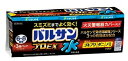 水ではじめるバルサンプロEX 【水ではじめるバルサンプロEX　詳細】 原材料など 商品名 水ではじめるバルサンプロEX 内容量 12.5g(6〜8畳用) ×3個セット 保存方法 （1）飲食物，食器及び飼料などと区別し，湿気を避け，小児の手の届かない温度の低い場所に保管してください。 （2）使用後の容器は，各自治体の廃棄方法に従い捨ててください。 用法・用量 水を使い加熱蒸散させる。 12.5g／10〜13m2，2〜3時間屋内を密閉 ■使用方法 1．水ではじめるバルサンプロEXを始める前に。 （1）部屋の窓，換気口などを閉め，害虫の隠れ場所となる戸棚，引き出し，押入れなどはできるだけ開放してください。 （2）食品，食器，おもちゃ，飼料，寝具，衣類，貴金属，仏壇仏具，美術品，楽器，はく製，毛皮，光学機器などは直接煙が触れないように収納するか，ビニールシートや新聞紙でカバーする，あるいは部屋の外に出してください。 （3）ペット類や観賞魚，鉢植え食物は部屋の外に出してください。 （4）精密機器（パソコン，ワープロ，オーディオ製品，ゲーム機など）にはカバーをかけ，DVD，CD，MD，フロッピーディスク，磁気テープなどは専用ケースに収納すること。また，移動できない水槽，大型コンピューターのある所では使用しないで下さい。 　◎衣類などはタンスへ。 　◎食品などは冷蔵庫へ。 　◎食器などは食器棚へ。 2．水ではじめるバルサンプロEXを始めます。 （1）プラスチック容器の中のアルミ袋を開け，金属缶をそのまま取り出してください。 ※アルミ袋開封後はすぐにお使いください。 （2）水をプラスチック容器の黒破線のところまで正しく入れてください。（黒破線以上に入れ過ぎないでください。入れ過ぎると効果に影響を与えることがあります。） 　プラスチック容器を平らな面に置いて水を入れてください。 ［缶サイズ：水の量］ 12.5g：約23mL 25g：約35mL （3）水をいれたプラスチック容器を部屋のほぼ床面中央に置き，金属缶の上下を確認してから，水に浸し，リング状の蓋をしてください。約30秒で煙が出始めます。 　（注意）セット後は金属缶が熱くなりますので触れないでください。 　　金属缶は約30分で冷めます。 （4）金属缶をセットしたら部屋の外に出て，2〜3時間またはそれ以上，そのまま部屋を閉め切ってください。 ［（効能）：お部屋を閉め切る時間：勢いよく煙の出ている時間］ ゴキブリ，屋内塵性ダニ類，イエダニ，ノミ，トコジラミ（ナンキンムシ），ハエ成虫，蚊成虫の駆除：2〜3時間またはそれ以上：約20〜30秒間（くん煙自体は約8分間） ※まれに熱によってリング状の蓋，プラスチック容器が少しとけることがありますが，安全性，有効性等の品質に影響はありません。 3．水ではじめるバルサンプロEXをした後で。 （1）所定時間部屋を閉め切った後，煙を吸い込まないよう窓や扉を開放し，十分に換気をしてから中に入ってください。 （2）使用後の容器は，各自治体の廃棄方法に従い捨ててください。 （3）万一食器などに直接煙がかかった場合は，水で洗ってからご使用ください。 ■ワンポイントアドバイス □屋内塵性ダニ類は湿度が高いときに発生しやすくなります。日頃から部屋の風通しをよくし，餌になるチリ，ホコリがたまらないよう掃除に心がけましょう。 □イヌやネコには，ペット用のノミ取りシャンプーを使うことをおすすめします。イヌ小屋，ノラネコの居場所も粉剤で処理すると効果的です。また，ジュータンの中や下など煙が届きにくい場所に逃げ込んだノミには，十分な効果が得られない場合があるので，くん煙の際にジュータンをめくりあげて使用するか又はエアゾール製品をお試しください。 □ゴキブリは暖かく，水分やエサ（生ゴミなど）を摂りやすい所に生息し，主に夜間活動します。調理場や台所付近の整頓や掃除に心がけ，ゴキブリの住みにくい環境を作りましょう。 ☆屋内塵性ダニ類は死骸もアレルギーの原因になると言われています。バルサンをした後，畳・カーペットのダニは掃除機をかけ取り除きましょう。 ☆ゴキブリの卵は厚い殻に覆われていて退治が困難です。虫卵がふ化する時期（10〜14日後）に再度バルサンをすると効果的です。 ☆寝具類のダニ退治には，天日干し後，入念に掃除機をかけるか，クリーニングをおすすめします。 効果・効能 ゴキブリ，屋内塵性ダニ類，イエダニ，ノミ，トコジラミ（ナンキンムシ），ハエ成虫，蚊成虫の駆除 ご使用上の注意 ■してはいけないこと （守らないと副作用・事故が起こりやすくなります。） （1）病人，妊婦，小児は薬剤（煙）に触れないようにしてください。 （2）煙を吸い込まないよう注意してください。万一吸い込んだ場合，咳き込み，のど痛，頭痛，気分不快等を生じることがあります。 （3）退出後，必ず2〜3時間以上経過してから入室してください。換気のために入室する際，刺激に敏感な方は薬剤を吸い込むと咳き込み，呼吸が苦しくなることがあります。必ず，タオルなどで口や鼻を押さえて薬剤を吸い込まないようにしてください。 （4）煙が出始めたら部屋の外に出て，所定時間（2〜3時間）以上経過しないうちに入室しないでください。煙が流入する可能性があるので，密閉性の低い隣室にはいないようにしてください。 （5）使用後は十分に換気をしてから中に入ってください。 ■相談すること （1）煙を吸って万一身体に異常を感じたときは，できるだけこの説明文書を持って直ちに本品がオキサジアゾール系殺虫剤とピレスロイド系殺虫剤の混合剤であることを医師に告げて，診療を受けてください。 （2）今までに薬や化粧品等によるアレルギー症状（発疹・発赤，かゆみ，かぶれなど）を起こしたことのある人は，使用前に医師又は薬剤師に相談してください。 ■その他の注意 （1）定められた使用方法，使用量を厳守してください。 （2）煙を感知するタイプの火災警報器・火災報知器，微粒子を感知するタイプのガス警報器は，反応することがあります。特に直下では使用しないでください。警報器に覆いなどをした場合には，絶対にとり忘れないようにして，必ず元に戻してください。火事と間違われないよう，近所にくん煙中であることを伝言してください。大規模な駆除や夜間に使う場合は，消防署に連絡してください。 （3）食品，食器，おもちゃ，飼料，寝具，衣類，貴金属，仏壇仏具，美術品，楽器，はく製，毛皮，光学機器などに直接煙が触れないようにしてください。また，ペット，観賞魚，植物は部屋の外に出してください。 （4）精密機器（パソコン，ワープロ，オーディオ製品，ゲーム機など）にはカバーをかけ，DVD，CD，MD，フロッピーディスク，磁気テープなどは直接煙に触れるとまれに障害を起こすことがあるので，専用ケースに収納してください。大型コンピューターのある所では使用しないでください。 （5）銅，シンチュウ，亜鉛メッキ，銀メッキ製のものは変色することがあるので，覆いをするか部屋の外に出してください。 （6）紙，衣類，寝具類，ポリ袋やプラスチック製品など燃えやすい物が倒れるなどで本品使用中に覆いかぶさると変色や熱変性を起こすことがあるので，必ず届かない所に移してから本品を使用してください。 （7）薬剤が皮膚に付いたときは，石鹸でよく洗い，直ちに水でよく洗い流してください。 （8）加えた水が少なく，未反応薬剤が残った場合には，再び水を加えると薬剤が反応し熱くなりますので，水を加えないでください。 広告文責 株式会社プログレシブクルー072-265-0007 区分 日本製・第2類医薬品 ■医薬品の使用期限 医薬品に関しては特別な表記の無い限り、1年以上の使用期限のものを販売しております。 それ以外のものに関しては使用期限を記載します。 医薬品に関する記載事項はこちら【第2類医薬品】 水ではじめるバルサンプロEX 12.5g(6-8畳用)×3個セット×3個セット