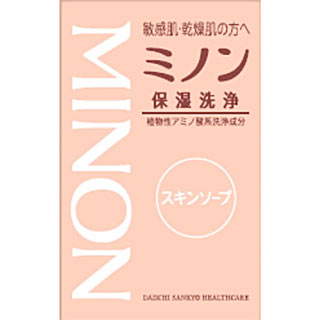 ミノン スキンソープ 80g 商品説明 『ミノン スキンソープ 80g』 植物性アミノ酸系洗浄成分配合、肌本来のうるおいを落としすぎず、余分な負担をかけにくい洗顔石鹸です。製薬会社が皮膚科学に基づいて開発した低刺激性処方。無着色、無香料、弱酸性です。 原材料など 商品名 ミノン スキンソープ 80g 原材料 パーム脂肪酸グルタミン酸Na、水、セタノール、酸化チタン、EDTA-2Na 販売者 第一三共ヘルスケア ご使用方法 水又はぬるま湯でよく泡立ててご使用ください。その後、よく洗い流してください。 ご使用上の注意 ●お肌に合わないときや、傷やはれもの・湿しん等、異常のある部位にはお使いにならないで下さい。●使用中や使用後、皮膚に赤み・はれ・かゆみ・刺激等や目の異常があらわれた場合は使用を中止し、専門医等に相談して下さい。そのまま使用を続けますと症状を悪化させることがあります。●目に入らないようご注意下さい。万一、目に入った場合は、すぐに水又はぬるま湯で洗い流して下さい。●乳幼児の手の届かない所に保管して下さい。●直射日光の当たる所や極端に高温又は低温の所には保管しないで下さい。●本品は水に溶けやすいので、ご使用後は水切れをよくして保存して下さい。 お問い合わせ先 第一三共ヘルスケア株式会社 お客様相談室0120-337-336 広告文責 株式会社プログレシブクルー072-265-0007 区分 バス用品ミノン スキンソープ 80g　×5個セット