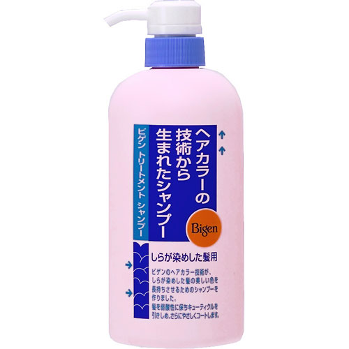 ビゲン トリートメントシャンプー 600mL 商品説明 『ビゲン トリートメントシャンプー 600mL 』 ◆しらが染めした髪に色持ち効果 髪を弱酸性に保ち、キューティクルを引きしめ、やさしくコートして、色持ちをアップさせます。 ◆しらが染めした髪にトリートメント効果 3種のプロテイン(毛髪保護成分)、6種の植物抽出成分エキス(うるおい成分) が髪を保護し、うるおいを与えます。 ビゲン トリートメントシャンプー 600mL 　詳細 原材料など 商品名 ビゲン トリートメントシャンプー 600mL 内容量 600mL 販売者 ホーユー 広告文責 株式会社プログレシブクルー072-265-0007 区分 日用品ビゲン トリートメントシャンプー 600mL ×3個セット