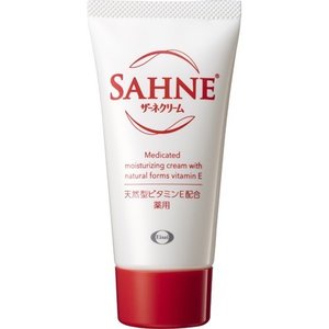 ザーネクリーム 商品説明 『ザーネクリーム』 ◆有効成分ビタミンE、保湿剤としてレシチンを配合しました。 ◆カサカサお肌をしっとりとなめらかに保ちます。 ◆さらっとした使用感でお肌に良くなじみます。 ◆伸びが良く、ベタつきません。 ザーネクリーム　詳細 原材料など 商品名 ザーネクリーム 原材料もしくは全成分 有効成分：酢酸d-α-トコフェロール(天然型ビタミンE)、グリチルリチン酸二カリウム その他の成分：オクチルドデカノール、吸着精製ラノリン、グリセリン、クレゾール、香料、自己乳化型ステアリン酸プロピレングリコール、ジプロピレングリコール、シリコーン樹脂、セトステアリルアルコール、d-δ-トコフェロール、パラフィン、パラベン、部分水素添加大豆リン脂質、ベンジルアルコール、飽和脂肪酸セチル、ミリスチン酸イソプロピル、モノステアリン酸グリセリン、モノステアリン酸ポリエチレングリコール、モノステアリン酸ポリオキシエチレンソルビタン、ラウリルリン酸ナトリウム 内容量 48g 販売者 エーザイ ◆販売名ザーネクリームE 効能 効果 肌あれ、あれ性、皮フの乾燥を防ぐ、皮フを保護する、日やけ・雪やけ後のほてり、しもやけ・ひび・あかぎれ・にきびを防ぐ、かみそり負けを防ぐ、皮フにうるおいを与える、肌を整える、皮フをすこやかに保つ ご使用方法 ・水仕事の後、洗顔や入浴後、おやすみ前、ひげそり後などに、手・ひじ・ひざ・顔や首筋などカサつきやすい部分にお使いください。 ご使用上の注意 1.お肌に異常が生じてないかよく注意して使用し、お肌に合わない場合はご使用をおやめください。 2.ご使用により赤み、はれ、かゆみ、刺激、色抜け(白斑等)や黒ずみ等の異常があらわれた場合は使用を中止し、皮ふ科医等に相談してください。そのまま使い続けますと、症状を悪化させることがあります。 3.傷やはれもの、しっしん等、異常のある部位には使わないでください。 4.高温、直射日光のあたる場所には保管しないでください。 5.使用後はしっかりキャップを閉めてください。 原産国 日本 広告文責 株式会社プログレシブクルー072-265-0007 区分 医薬部外品ザーネクリーム 48g ×3個セット