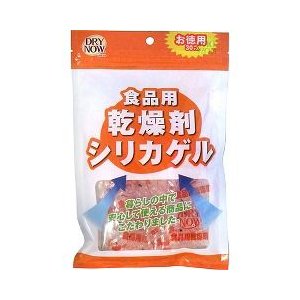 ドライナウ 食品用乾燥剤 商品説明 『ドライナウ 食品用乾燥剤』 ◆ドライナウ「食品用乾燥剤」はお菓子等の乾燥剤でお馴染みのシリカゲルを使用しています。海苔、クッキー、せんべい、パスタ、シリアル、調味料、乾物等の保存に安心してご使用ください。 ◆吸収力にすぐれ、湿気をきらう食品の保存にご使用ください。 ◆ホームメイドクッキーのプレゼントなどに最適です。 ドライナウ 食品用乾燥剤　詳細 原材料など 商品名 ドライナウ 食品用乾燥剤 内容量 5g*30コ入 販売者 新越化成工業 ご使用方法 ・乾燥剤を取り出し、そのままご使用ください。 ・食品容器は密閉性の良いものをご使用ください。より効果的です。 ・ポリ袋等でご使用の場合、開け口を輪ゴムなどできつく閉じてください。 ・未使用分はしっかりジッパーを閉めて保存してください。 ・ブルーの粒がピンクに変わったら、お取替えください。 ＜使用量のめやす＞ ・1リットルの容器に2コをめやすとして、ご使用ください。(保管状態によって、異なります。) 規格概要 成分・・・シリカゲル サイズ・・・60mmX60mm (30コ入) ご使用上の注意 ・乾燥剤の袋を破いたり、傷つけたりしないでください。 ・誤ってシリカゲルが目に入った場合は、こすらずに清水で洗い流し、医師にご相談ください。 ・幼児の手の届く所には置かないでください。 ・乾燥剤の袋の角は硬くなっています。使用の際は注意してください。 ・本品は食べられません。 ・本品を食品の乾燥以外の用途には使用しないでください。 ・廃棄の際は各地方自治体の廃棄区分に従ってください。 広告文責 株式会社プログレシブクルー072-265-0007 区分 日用品ドライナウ 食品用乾燥剤 5g*30コ入 ×40個セット　1ケース分