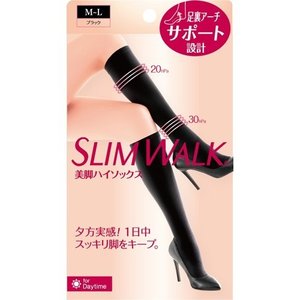 スリムウォーク 美脚ハイソックス M-L 商品説明 『スリムウォーク 美脚ハイソックス M-L』 ◆夕方感じる、スッキリ美脚。 ◆美脚リフト構造。ヨーロッパのレッグケアから生まれた段階圧力設計。足首から上へいくほど圧力が低くなる設計で脚を軽やかに。細く、美しく、整えます。 ◆快適ストレッチ素材：ライクラファイバー使用。 ◆やわらかく、なめらかな肌ざわり：ハイカウントナイロン糸使用。 ◆オフィスでもカジュアルでもOK。ファッションにあわせやすい黒のシンプルなデザイン。 ◆通気性がよく、さわやかなはきごこち。通気性がよい「全面メッシュ編み」で、長時間快適に着用できる。 ◆お疲れ足裏をケアする「土踏まずギュギュッと設計」 ◆「つま先ゆったり設計」で長時間はいても窮屈にならない。 ◆足指部分は編目が大きく通気性が高いのでムレにくい。 ◆「口ゴム裏プレーン編み」で跡残りしにくい。 スリムウォーク 美脚ハイソックス M-L　詳細 原材料など 商品名 スリムウォーク 美脚ハイソックス M-L 内容量 1足 販売者 ピップ ご使用方法 ★やぶれ、伝線を防ぐために ・ご使用前に、手足のつめやかかとをなめらかにし、指輪などをはずしてください。 ・つめを立てたり、一気に引き上げないでください。 広告文責 株式会社プログレシブクルー072-265-0007 区分 日用品スリムウォーク 美脚ハイソックス M-L 1足×5個セット