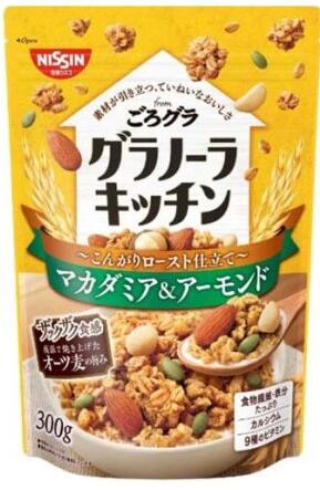グラノーラキッチン from ごろグラ こんがりロースト仕立て マカダミア＆アーモンド 商品説明 『グラノーラキッチン from ごろグラ こんがりロースト仕立て マカダミア＆アーモンド』 ◆オーツ麦とナッツ素材が主役の、こんがりロースト仕立てグラノーラです。 ◆オーツ麦をたっぷり使用したシリアル生地に、食感のアクセントとなるパフを約1割配合。 ◆噛むたびにオーツ麦本来の旨みと香ばしさが広がり、ザクザクとした軽快な食感で、最後まで飽きずに楽しめます。 ◆具材には、マカダミアナッツ、まるごとアーモンド、パンプキンシードを使用。 ◆ナッツのコクや香ばしさ、シードの食感が重なり、素材をしっかり味わえる食べ応えのある仕上がりです。 ◆専門店やお家で丁寧に作ったような、本格感のあるグラノーラをイメージした一品で、いつもの朝食を少しご機嫌に彩ります。 ◆牛乳やヨーグルトをかけるのはもちろん、そのままでもおいしくお召し上がりいただけます。 ◆食物繊維と鉄分をたっぷり含み、カルシウムと9種のビタミンも配合。 ◆忙しい朝の朝食や、小腹が空いたときの軽食にもおすすめです。 グラノーラキッチン from ごろグラ こんがりロースト仕立て マカダミア＆アーモンド　詳細 原材料など 商品名 グラノーラキッチン from ごろグラ こんがりロースト仕立て マカダミア＆アーモンド 原材料もしくは全成分 オーツ麦フレーク(オーストラリア製造又はイギリス製造又はその他)、植物油脂、水溶性食物繊維、小麦シリアルパフ(大豆を含む)、アーモンド、マカダミアナッツ、砂糖、パンプキンシード、デキストリン、乳糖、麦芽エキス、ヘーゼルナッツペースト、アーモンドペースト、食塩／炭酸カルシウム、酸化防止剤(ビタミンE、ビタミンC)、ビタミンC、乳化剤、ピロリン酸鉄、ナイアシン、カゼインNa、パントテン酸カルシウム、ビタミンB6、ビタミンB1、葉酸、ビタミンB2、ビタミンD、ビタミンB12 保存方法 直射日光・高温多湿をおさけください。 内容量 300g 販売者 日清シスコ 品名・名称 シリアル（グラノーラ） アレルギー物質 小麦、乳、アーモンド、大豆、マカダミアナッツ ご使用上の注意 本製品は特定原材料中、カシューナッツ、くるみ、卵、落花生を含む製品と共通の設備で製造しています。 原産国 日本 広告文責 株式会社プログレシブクルー072-265-0007 区分 食品グラノーラキッチン from ごろグラ こんがりロースト仕立て マカダミア＆アーモンド(300g)×10個セット