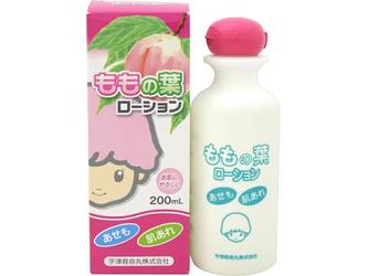 ももの葉ローション 200mL 商品説明 ももの葉ローション 200mL ●宇津ベビーローションは、古くからあせもや湿疹に民間療法として使われてきた桃の葉のエキスに、お肌のあれを防ぎ、なめらかにするグリチルリチン酸二カリウムとアラントインを配合した薬用ローションです。 ●無着色・無香料・ノンアルコールのお肌にやさしいローションですから、赤ちゃんからお年寄りまでご家族みんなでお使いいただけます。 【効能・効果】 ・肌あれ、あれ性 ・あせも・しもやけ・ひび・あかぎれを防ぐ ・油性肌 ・日やけ・雪やけ後のほてり ・肌をすこやかに保つ 【 ももの葉ローション 200mL 】 原材料など 商品名 ももの葉ローション 200mL 配合成分 エデト酸塩、パラベン、プロピレングリコール 内容量 200ml 保管及び取扱い上の注意 ・使用後はしっかりと蓋をして、なるべく涼しい所に保管してください。 ・乳幼児の手の届かない所に保管してください。 販売元 宇津救命丸株式会社 ご使用方法 適量を皮膚に塗布してください 広告文責 株式会社プログレシブクルー072-265-0007 区分 日本製・美容品【40個セット】【1ケース分】 ももの葉ローション 200mL ×40個セット　1ケース分