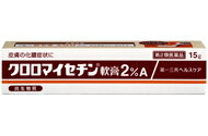 クロロマイセチン軟膏2％A 商品説明 『クロロマイセチン軟膏2％A 』 ●抗生物質クロラムフェニコールが化膿した患部を治します。 ●のびがよく，ベタつかない使い心地のよいクリーム剤です。 ※ メーカー様の商品リニューアルに伴い、商品パッケージや内容等が予告なく変更する場合がございます。また、メーカー様で急きょ廃盤になり、御用意ができない場合も御座います。予めご了承をお願いいたします。【クロロマイセチン軟膏2％A 　詳細】 100g中 クロラムフェニコール 2g(力価) 添加物として セタノール，流動パラフィン，ラウリル硫酸ナトリウム，パラベン を含有。 原材料など 商品名 クロロマイセチン軟膏2％A 内容量 15g 販売者 第一三共ヘルスケア（株） 保管及び取扱い上の注意 1．凍結をさけて，直射日光の当たらない湿気の少ない涼しい所に密栓して保管して下さい。 2．小児の手の届かない所に保管して下さい。 3．他の容器に入れ替えないで下さい。（誤用の原因になったり品質が変わります。） 4．使用期限を過ぎた製品は使用しないで下さい。 用法・用量 1日1〜数回，適量を患部に塗布するか，ガーゼなどにのばして貼付して下さい 1．使用法を厳守して下さい。 2．小児に使用させる場合には，保護者の指導監督のもとに使用させて下さい。 3．目に入らないように注意して下さい。万一，目に入った場合には，すぐに水又はぬるま湯で洗って下さい。なお，症状が重い場合には，眼科医の診療を受けて下さい。 4．外用にのみ使用して下さい。 効果・効能 化膿性皮膚疾患（とびひ，めんちょう，毛のう炎） ご使用上の注意 （守らないと現在の症状が悪化したり，副作用が起こりやすくなります）1．次の人は使用しないで下さい 　本剤又は抗生物質によるアレルギー症状を起こしたことがある人 2．次の部位には使用しないで下さい 　目や目の周囲 3．長期連用しないで下さい1．次の人は使用前に医師又は薬剤師に相談して下さい 　（1）医師の治療を受けている人 　（2）本人又は家族がアレルギー体質の人 　（3）薬によりアレルギー症状を起こしたことがある人 　（4）患部が広範囲の人 　（5）湿潤やただれのひどい人 　（6）深い傷やひどいやけどの人 2．次の場合は，直ちに使用を中止し，この文書を持って医師又は薬剤師に相談して下さい 　（1）使用後，次の症状があらわれた場合 ［関係部位：症状］ 皮ふ：発疹・発赤，かゆみ，はれ，水疱 　（2）5〜6日間使用しても症状がよくならない場合 ◆ 医薬品について ◆医薬品は必ず使用上の注意をよく読んだ上で、 それに従い適切に使用して下さい。 ◆購入できる数量について、お薬の種類によりまして販売個数制限を設ける場合があります。 ◆お薬に関するご相談がございましたら、下記へお問い合わせくださいませ。 株式会社プログレシブクルー　072-265-0007 ※平日9:30-17:00 (土・日曜日および年末年始などの祝日を除く） メールでのご相談は コチラ まで 広告文責 株式会社プログレシブクルー072-265-0007 商品に関するお問い合わせ 会社名：第一三共ヘルスケア株式会社 住所：〒103-8234　東京都中央区日本橋3-14-10 問い合わせ先：お客様相談室 電話：03（5205）8331 受付時間：9：00〜17：00（土，日，祝日を除く） 区分 日本製・第2類医薬品 ■医薬品の使用期限 医薬品に関しては特別な表記の無い限り、1年以上の使用期限のものを販売しております。 それ以外のものに関しては使用期限を記載します。 医薬品に関する記載事項はこちら【第2類医薬品】 クロロマイセチン軟膏2％A 15g×3個セット