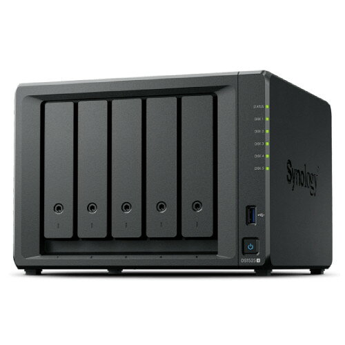 Synology シノロジー 5台のドライブまで取り付け可能 ビジネス向けのファイル管理用途に最適なNASキット ▼ドライブベイ数：55台のドライブまで取り付け可能 ビジネス向けのファイル管理用途に最適なNASキット■ ドライブベイ数：5★ M.2 NVMe SSD slot搭載★ フェイルオーバー/Link Aggregation対応★ ハードウェア暗号化エンジン■ ストレージベイ：2.5インチ/3.5インチ■ CPU：AMD Ryzen V1500B　Quad(8スレッド)-2.2GHz■ メモリ：DDR4 non-ECC 4GB(max 32GB)■ NIC：2.5GbEx2■ USB3.0：フロント x1、リア x1■ 本体寸法：166 x 230 x 223mm■ 本体質量：2.67kg ※取り寄せ商品や数量限定商品など、商品の手配が不可能、もしくはその他の理由により 　ご注文をキャンセルとさせていただく場合がございます。予めご了承ください。