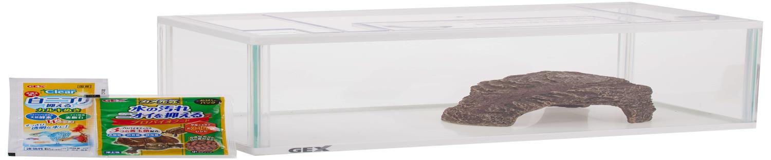 スタイル：カメ水槽◆商品名：ジェックス カメ元気 かんたん飼育セットST本体サイズ (幅X奥行X高さ) :31.5×16×16.8cm本体重量:1156g原産国:インドネシア商品紹介 扱いやすい幅30cm、奥行スリムのゆったりワイドサイズのカメ飼育セット。カメ島付ですぐ飼える。キズつきにくいガラス製水槽。カニ・ザリガニも飼える! 甲羅の大きさ3~5cmのカメが1匹飼えます。 ※フィルター、エアーポンプ、底砂は別売です。 水槽サイズ:幅31.5×奥行16.0×高さ16.8cm、水容量:約6.5リットル(水を満杯にした時)、約2.1リットル(推奨水位まで水を入れた時) 【セット内容】カメ水槽、プラフタ、カメ島、カルキぬき、飼育ガイド 使用上の注意 ※製品の上に物を載せたり、製品を積み重ねて使用しないでください。※本製品を設置する場所は、水平が保たれる安定した平面を選んでください。※飼育容器は必ず、底部を持ってください。水や砂利を入れたままで動かさないでください。 原材料・成分 水槽:ガラス、PS / フタ:PS / カメ島:ポリレジン 使用方法 ペット(カメ、カニ、ザリガニ等)の飼育用にお使いください。甲羅の大きさ3~5cmのカメが1匹飼えます。 ※本製品はペット(カメ、カニ、ザリガニ等)飼育専用です。他の目的には使用しないでください。※本製品(水槽、カメ島)を落としたり、強い衝撃を与えないでください。破損の原因になることがあります。※製品の仕様、デザイン、価格等予告なく変更することがあります。