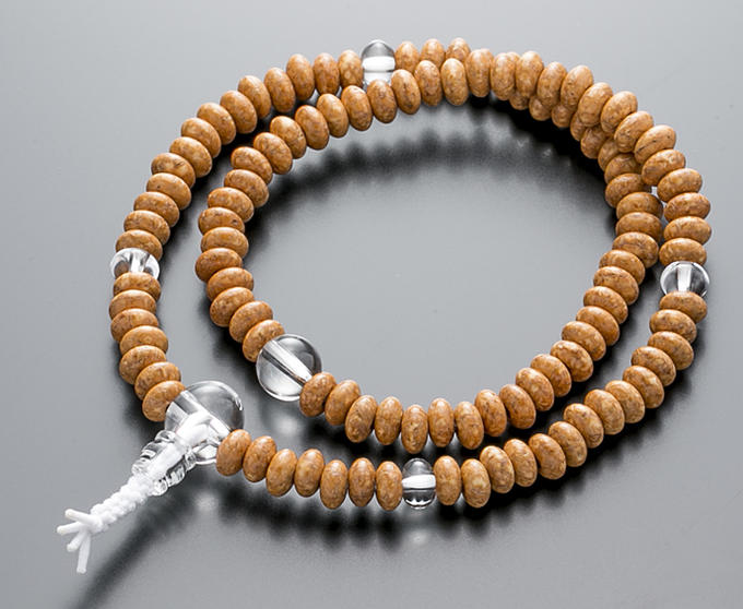 ギフト対応（ラッピング画像） 【　数珠専門店　翔龍念珠堂　108玉　腕輪数珠（念珠）　】 主玉　　・・・　　天竺菩提樹　　約6×3ミリ　　《108玉　煩悩の数》親玉　　・・・　　水晶　　約9ミリ　　天玉　　・・・　　水晶　　約6×3ミリ　　向玉　　・・・　　水晶　　約8ミリサイズ　　・・・　　直径約20センチ　2重の場合手首サイズ　約内径17センチ 桐箱入 天竺菩提樹の自然なキャメルカラーの木色と艶が美しく、とても状態の良い素材です。 この商品は手首に2重に巻くブレスレットです玉の玉の配列は本式のお数珠（念珠）と同じです、ご自身のお守りとして肌身離さずお持ちください。 天竺菩提樹をみかん玉に削りましたので輪の曲線も滑らかで手首にもはめやすく違和感がほとんど感じられないお仕立です。天竺菩提樹は使い込むほどに表面が良い風合いに変わるのも楽しみの一つです。※天竺菩提樹の素材の特徴として表面が写真の通りに若干凹みがあります、そこから割れることはございませんのでご安心ください。 ※中糸にはシリコンゴムを3本から6本にまで使用しております。繊維を織り込んだ伸縮性のあるゴムですなので従来のゴムの数倍の耐久性がございます。＝＝＝＝＝＝＝＝＝＝＝＝＝＝＝＝＝＝＝＝＝＝＝＝＝＝＝＝＝＝＝＝＝＝＝＝ ◆　天竺菩提樹　　《　てんじくぼだいじゅ　》　◆ 仏教三大聖樹の一つ、菩提樹の中でも最高級の素材です。天竺菩提樹はお釈迦さまがその下で悟りを開かれたということでも有名です。※天竺菩提樹は特性といたしまして細かい網目のような筋が柄のように入っております。 また木の実であり、表面の筋に沿って多少のくぼみ等がございますのでご了承下さいませ。なおその部分から割れてしまうということはございませんのでご安心下さいませ。 水晶　《　クォーツ　》の説明はこちらをクリック 天竺菩提樹　《　てんじくぼだいじゅ　》の説明はこちらをクリック ＝＝＝＝＝＝＝＝＝＝＝＝＝＝＝＝＝＝＝＝＝＝＝＝＝＝＝＝＝＝＝＝＝＝＝＝ ※お使いのモニターにより色合いが若干異なる場合がございます、ご了承下さい。 　