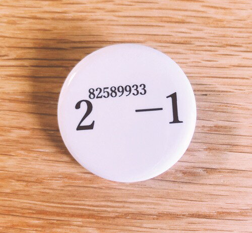 【数学のお兄さん】 缶バッジ (51番目のメルセンヌ素数)