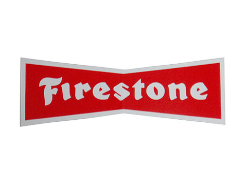 アメリカのタイヤメーカー、FIRE STONE（ファイヤーストーン）のステッカーです。赤いロゴのデザインです。 大きさは約10.0×3.3cmです。（横×縦）　