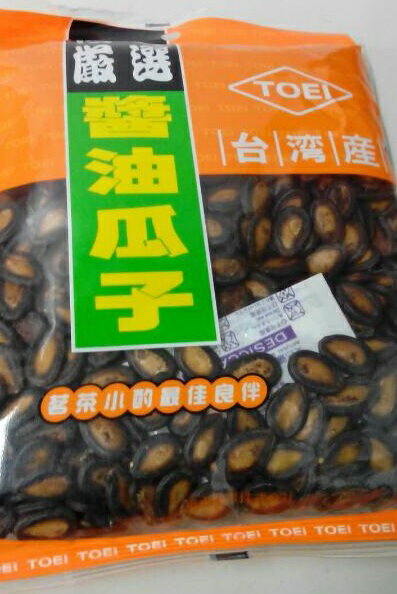 中国でそのままポリポリ食べるスイカの種＜醤油味＞です。 品名：スイカの種（醤油瓜子） 原材料名：スイカの種、植物油、八角、クローブ、食塩、甘味料（甘草、スクラロース、ステビア抽出物） 内容量：300g 原産国：台湾 保存方法：直射日光及び高...