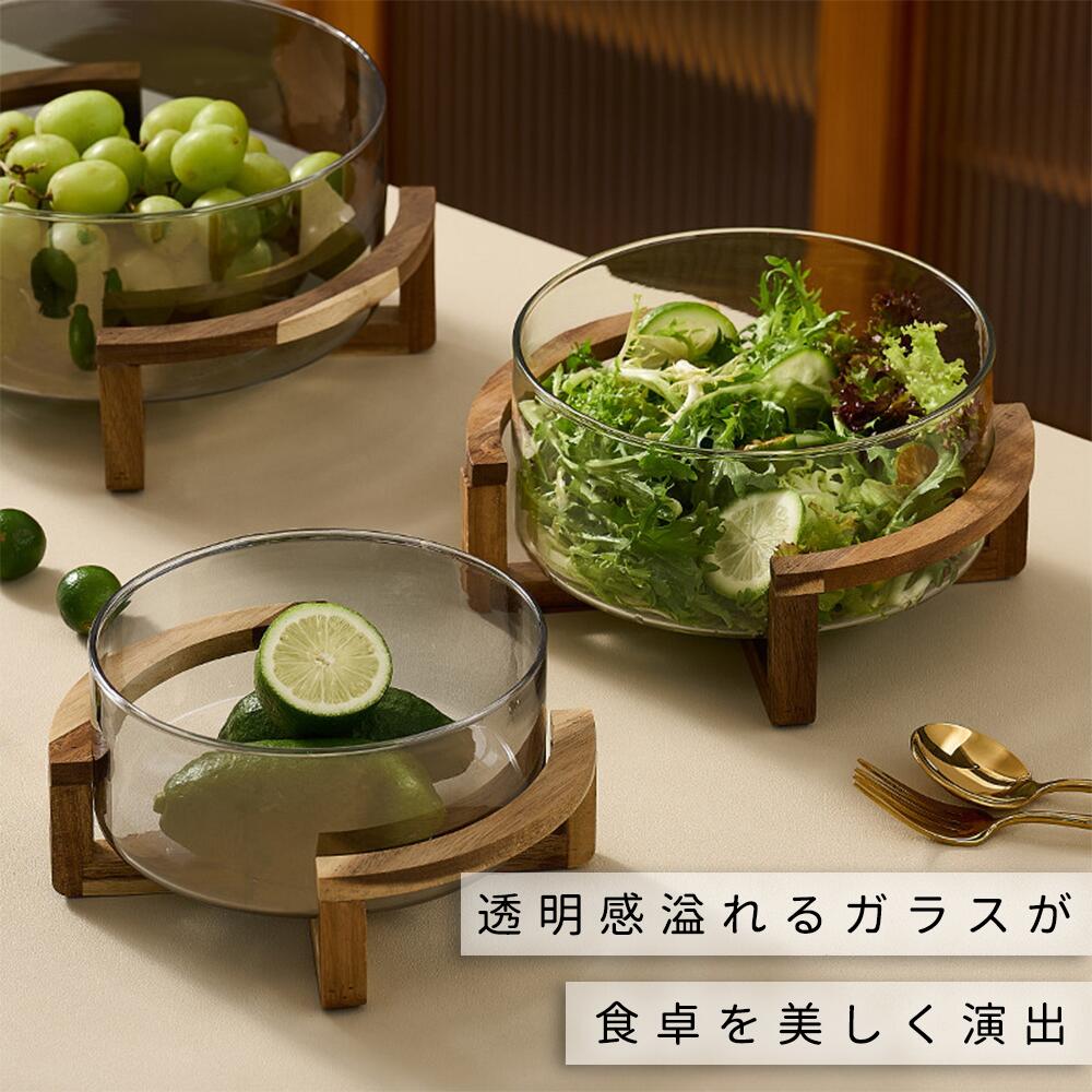 商品情報商品名スタンド付き ガラス ボウル商品品番素材天然木、天然竹、鉛フリーガラスサイズSサイズ:口経約17.5cm、高さ約9.5cm容量約1800ml、重さ約380gMサイズ:口経約20cm、高さ約10.5cm容量約2800ml、重さ約560gLサイズ:口経約23cm、高さ約11cm容量約3800ml、重さ約650g※サイズは当店計測サイズとなります。商品により、若干の個体差が生じます。天然木の特性無垢材の魅力はなんといっても木目の美しさや、節などの素朴さから感じる温もりです。本製品は天然木を使用しておりますので、特性上節や傷、へこみなど個体差があります。パーツによる色調や木目の違い、表面の小さな凹凸や節は天然木製品の特徴となりますので、ご理解の上お買い求めください。注意事項※天然木製のため、サイズ・色・木目には個体差がございます。※天然素材特有の木の個性としてお楽しみ下さい。※ガラス製品は商品の製造工程上、サイズのわずかな違いや小さな泡、ガラスの筋などが見られます。これはガラスの不具合ではなく製造上どうしても避けられないガラスの特徴ですのでご了承ください。※ご使用のモニターによって(撮影上にもより)実際の色と若干異なる場合がございます。上記規定の対象外の品に関してのご返品・ご交換は、【お客様都合】とさせて頂きます。【お客様都合】でのご交換・ご返品の場合は、往復の送料はお客様のご負担となります。ご了承のうえ、ご購入下さい。安全・安心当該商品は「日本食品検査」を受けましたので、ご安心にお使えいただけます。♪⇒徹底した品質管理で国際規格のISO認定工場。出荷前に専門のスタッフがしっかり検品して出荷いたします。ご購入後、万が一商品に不具合がある場合(初期不良など)は、1ヶ月以内に無償で交換いたします。他の人気商品もチェック!ガラス ボウル 天然木 竹台座付き 取 S M L 透明 グレー 琥珀色